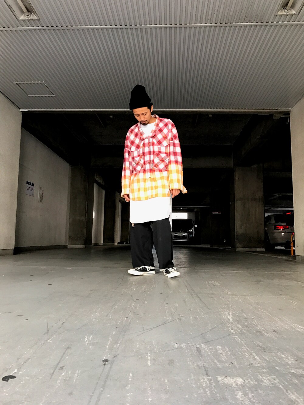 「ワイドパンツ、sulvam、LHP、FAITHCONNEXION、gosharubchinskiy、ニット帽、ニットキャップ、コンバース」｜「faith connexionのアイテム（シャツ/ブラウス、レッド系）」を使った、相川直輝さん（メンズ・172cm）の秋コーディネートの1枚目の写真