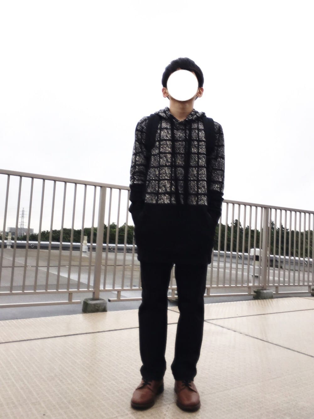 ホワイト系のパーカー、ブラウン系のブーツ、ブラック系のスラックスを着用したメンズの秋コーディネートの1枚目の写真