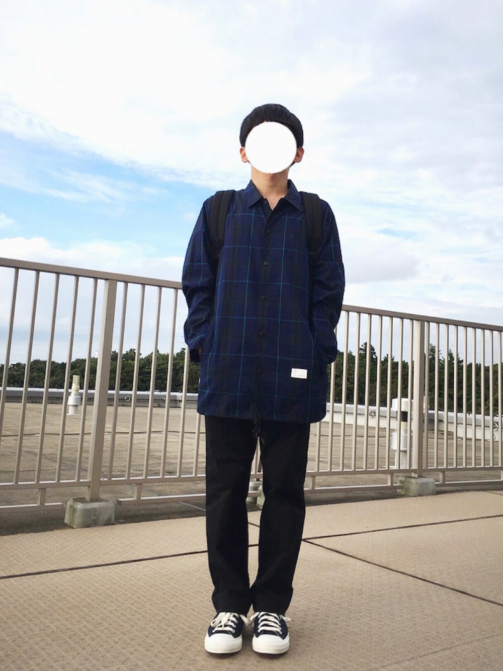 ブルー系のブルゾン、ブルー系のスニーカー、ブラック系のバックパック/リュックを着用したメンズの秋コーディネートの1枚目の写真