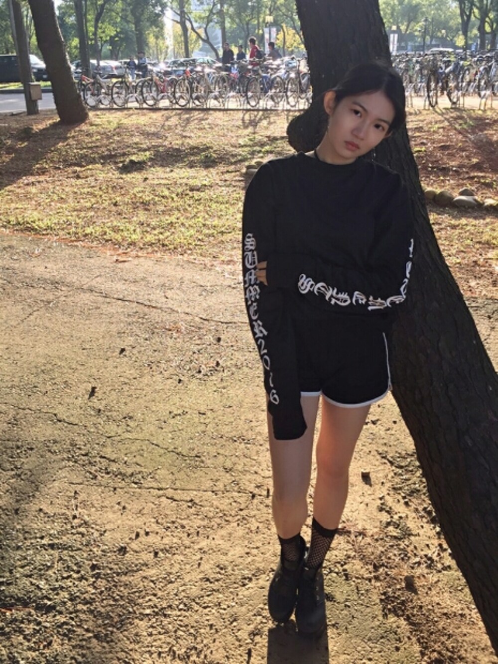 「gothic、winter、fishnet、round earrings、long sleeve」｜「no brandのアイテム（Tシャツ/カットソー、ブラック系）」を使った、蔡宛蓉さん（レディース・160cm）の秋コーディネートの1枚目の写真