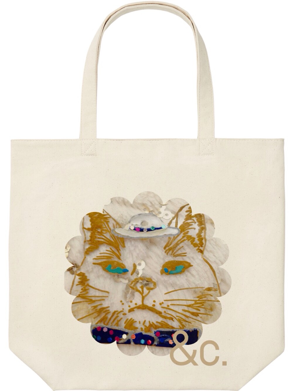 ホワイト系のトートバッグを着用したレディースの秋コーディネートの1枚目の写真