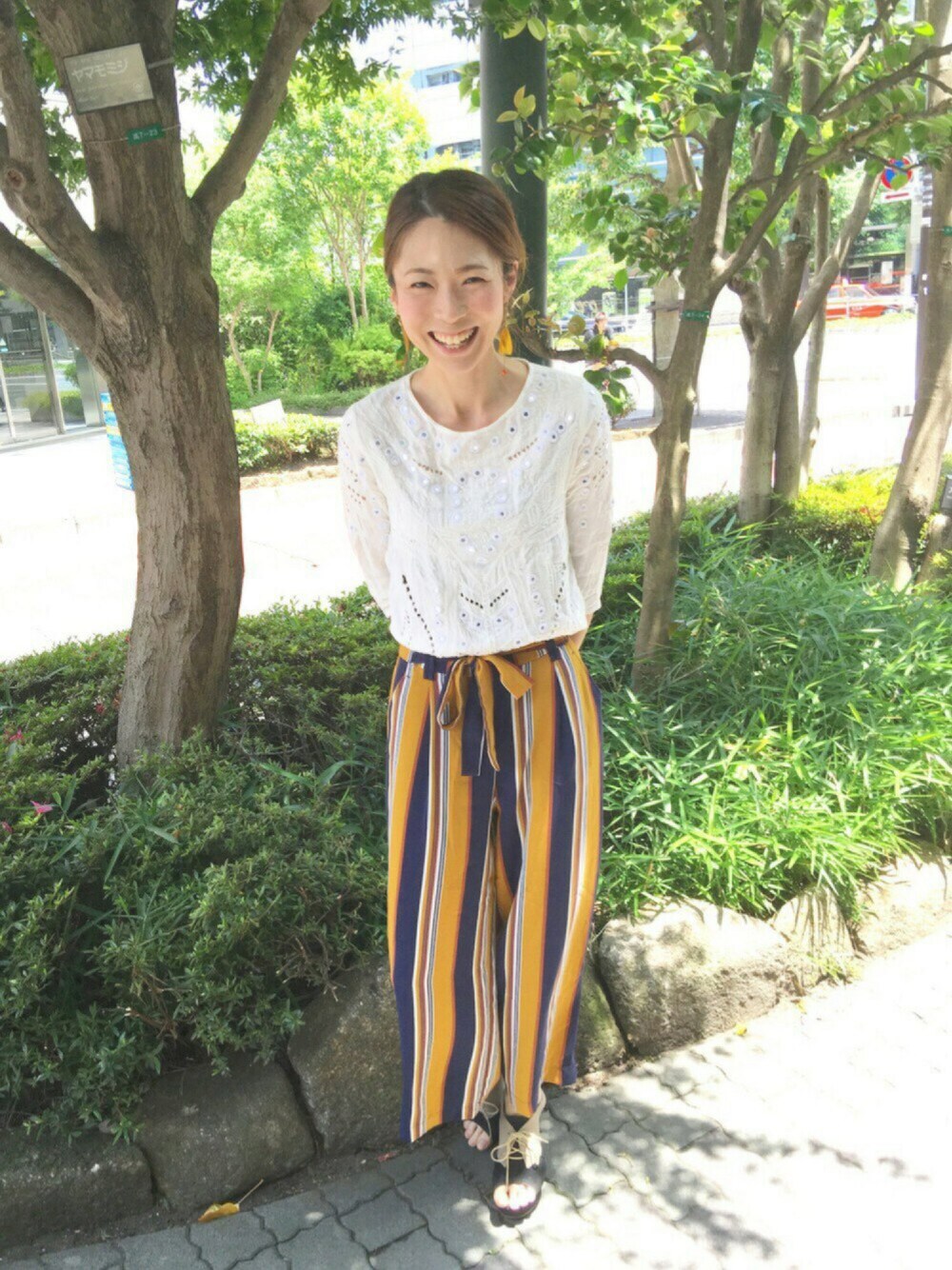 ホワイト系のシャツ/ブラウス、その他のその他パンツ、ブラック系のサンダルを着用したレディースの夏コーディネートの1枚目の写真