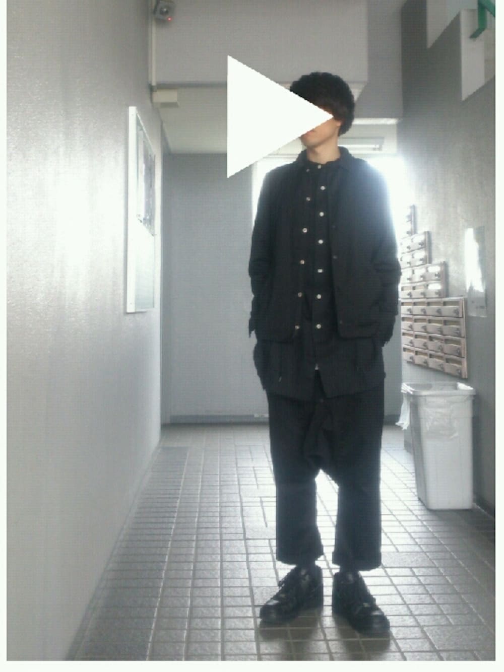 ブラック系のその他パンツ、ブラック系のスニーカーを着用したメンズの秋コーディネートの1枚目の写真