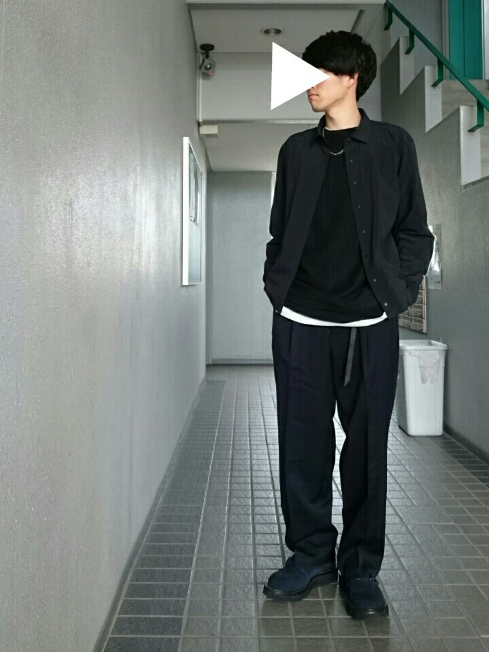 「ワイドパンツ、Hender Scheme、White Mountaineering、YAECA、ダブルモンク、COMME des GARCONS HOMME PLUS、KIDS LOVE GAITE、シルバーアクセサリー」｜「YAECAのcomfort shirt relax square (black)（シャツ/ブラウス、ブラック系）」を使った、N.Fさん（メンズ・170cm）の冬コーディネートの1枚目の写真