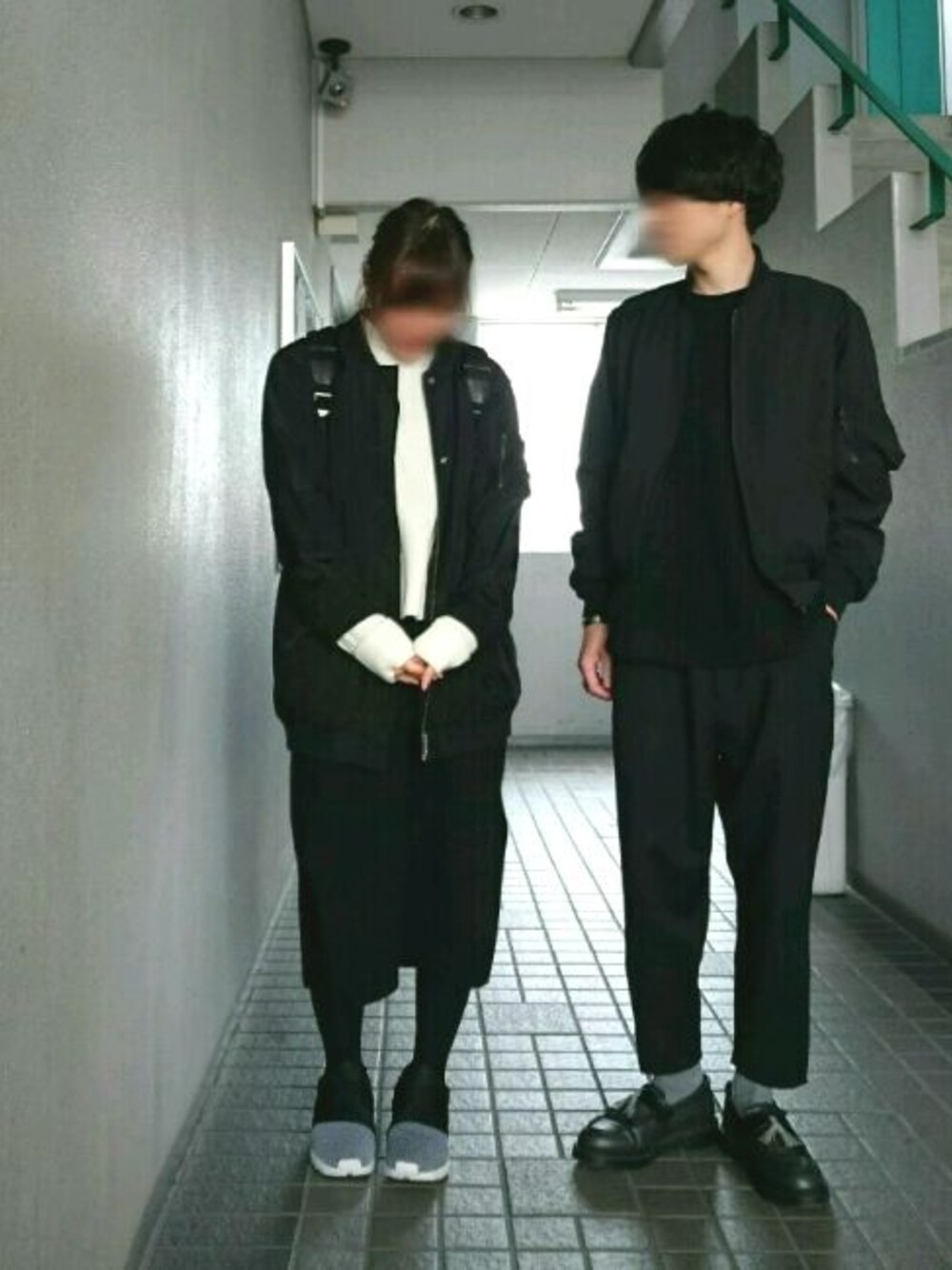 ブラック系のミリタリージャケット、ブラック系のニット/セーター、ブラック系のその他パンツを着用したメンズの冬コーディネートの1枚目の写真