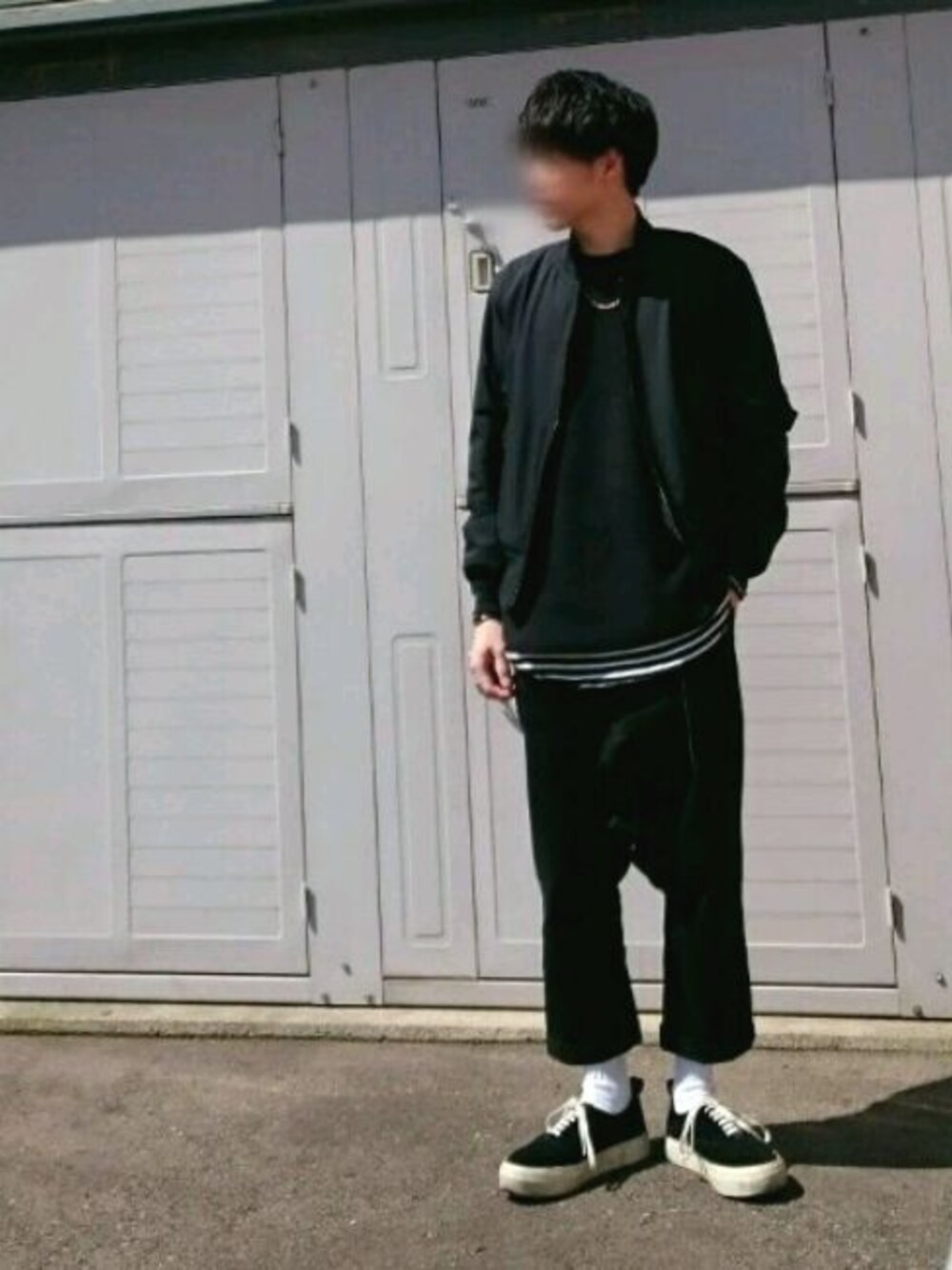 「MA-1、N.HOOLYWOOD、サルエルパンツ、モノトーン、白ソックス、ganryu、bukht、EYTYS、シルバーアクセサリー」｜「N.HOOLYWOODの161-BL04 pieces（ミリタリージャケット、ブラック系）」を使った、N.Fさん（メンズ・170cm）の春コーディネートの1枚目の写真