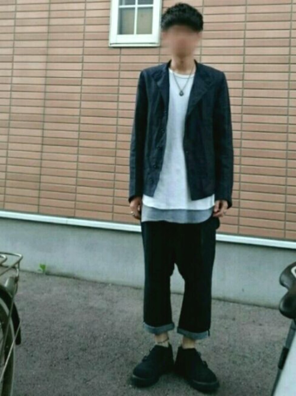ブルー系のその他パンツ、ブルー系のその他シューズ、ブラック系のブレスレットを着用したメンズの夏コーディネートの1枚目の写真