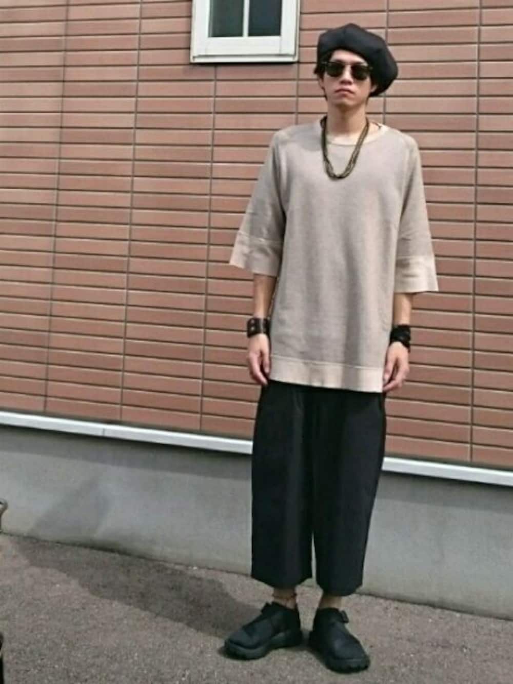 ベージュ系のスウェット、ブラック系のその他パンツ、ブラック系のサンダルを着用したメンズの秋コーディネートの1枚目の写真
