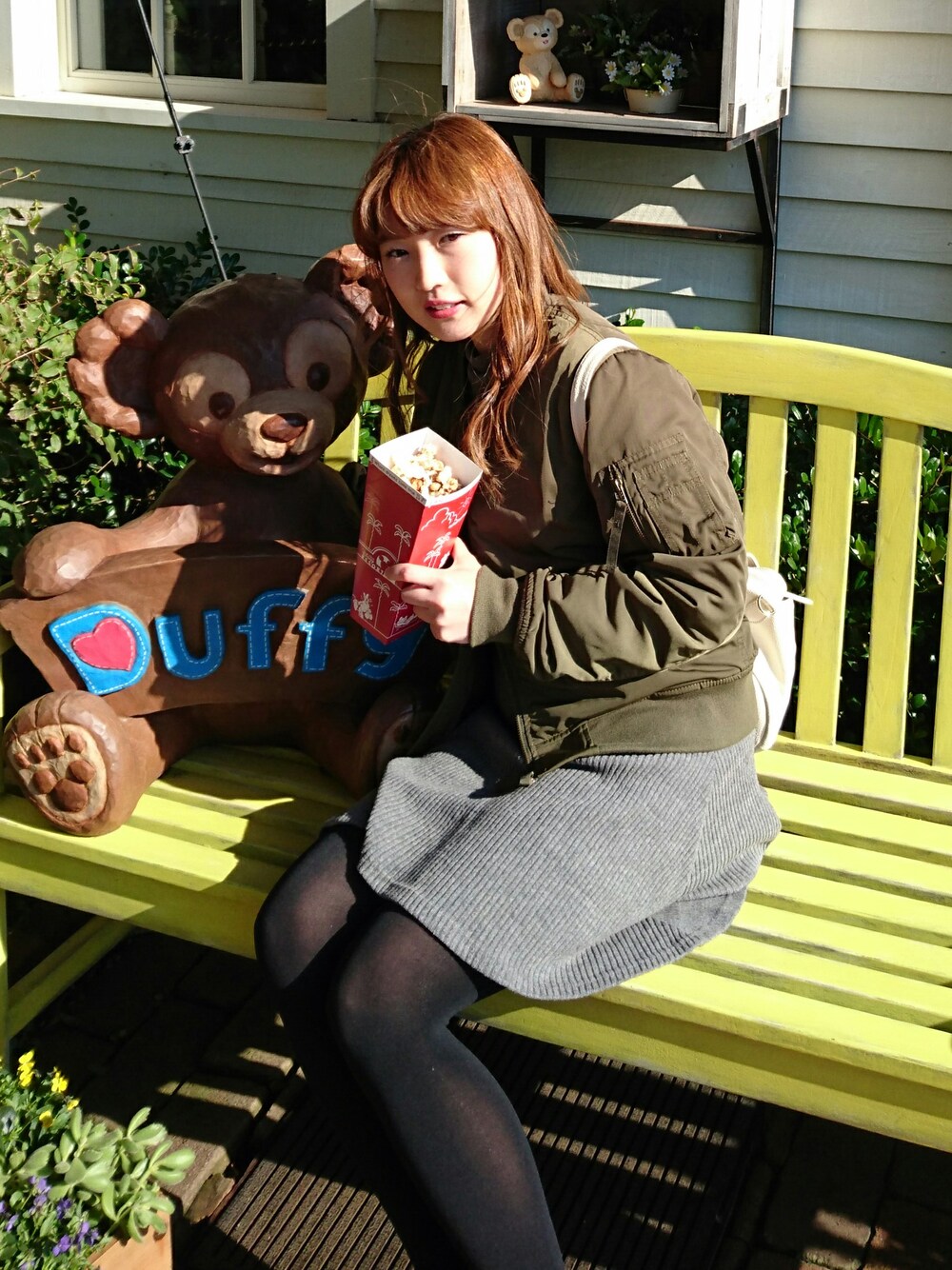 グリーン系のMA-1、ホワイト系のバックパック/リュック、グレー系のワンピースを着用したレディースの冬コーディネートの1枚目の写真