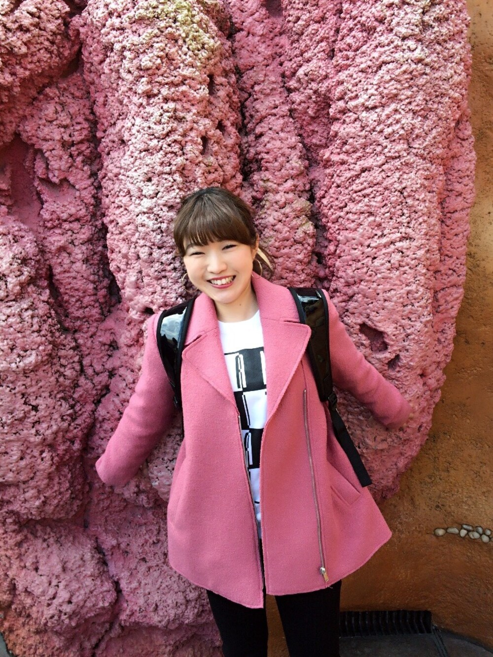 ピンク系のライダースジャケット、ホワイト系のスウェット、ブラック系のデニムパンツを着用したレディースの春コーディネートの1枚目の写真