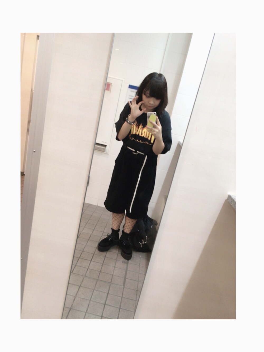 ブラック系のTシャツ/カットソーを着用したレディースの秋コーディネートの1枚目の写真