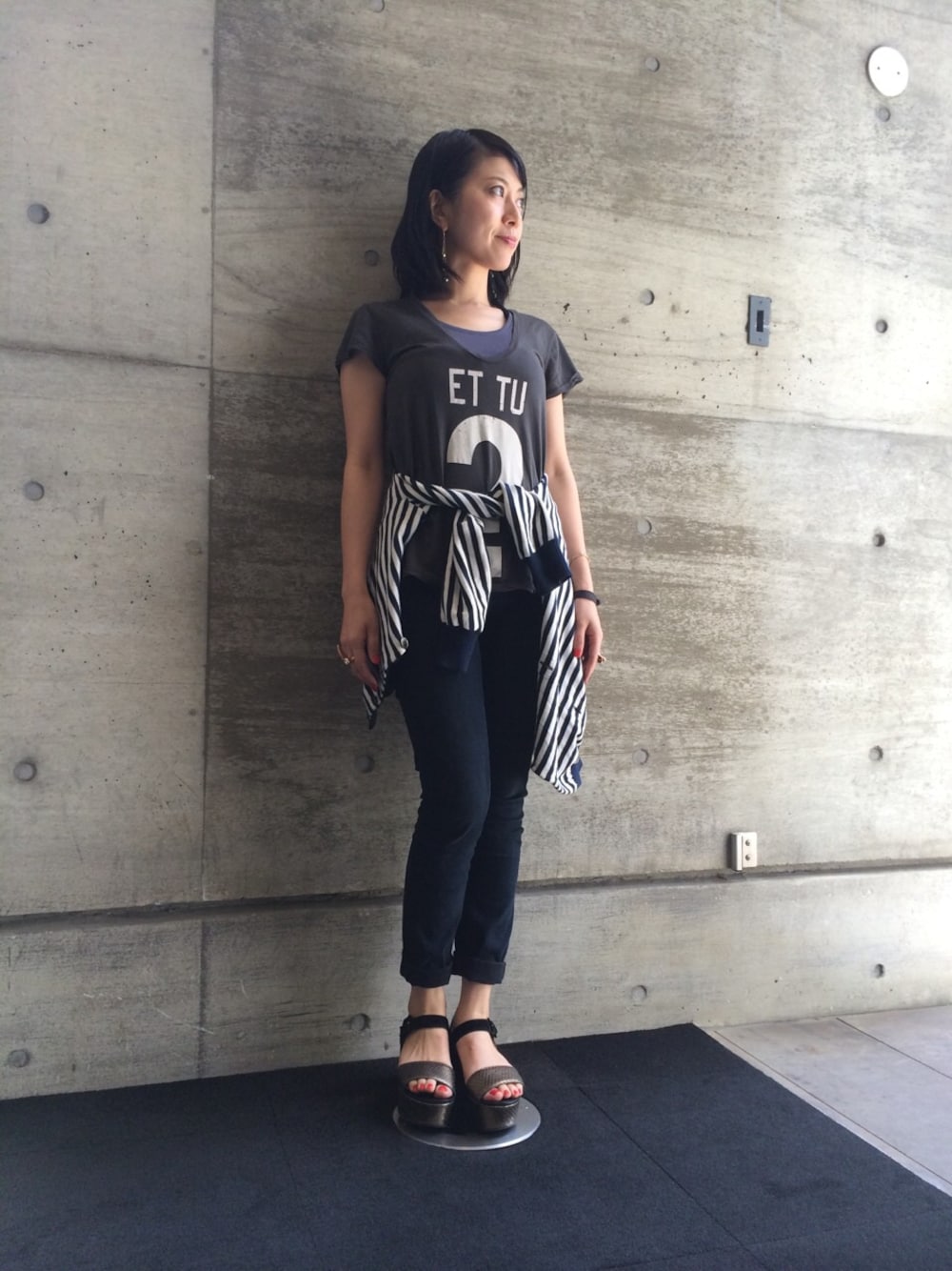 「ボーダー、Tシャツ、 デニム、 スキニー、SOL ANGELS、ゴールド、Robert Clergerie、 カジュアル、 サンダル、サンダル ウェッジソール」｜「SOL ANGELSのtシャツ（Tシャツ/カットソー、ブラック系）」を使った、lisolaさん（レディース・156cm）の春コーディネートの1枚目の写真
