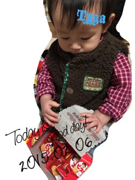 「アイテム（ダウンベスト、ブラウン系）」を使った、TeeeDAさん（キッズ・70cm）の冬コーディネート