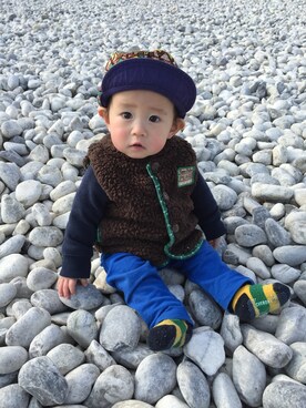 「アイテム（ダウンベスト、ブラウン系）」を使った、TeeeDAさん（キッズ・70cm）の春コーディネート