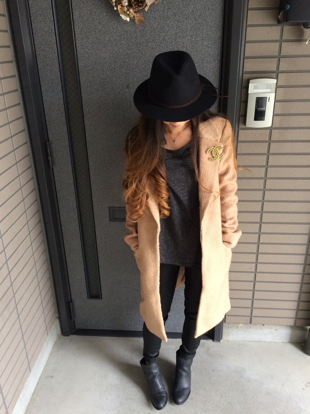 「coordinate、チェスターコート、オトナカジュアル、おでかけ、プチプラ、シンプル、simple、hat、ACNE、chanel」｜「CHANELのアイテム（クラッチバッグ、ブラック系）」を使った、Ayaka さん（レディース・159cm）の冬コーディネートの1枚目の写真