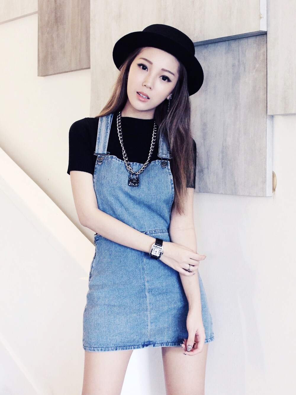 「denim」｜「Wardrobemessのアイテム（Tシャツ/カットソー、ブラック系）」を使った、Rachel Wongさん（レディース・156cm）の冬コーディネートの1枚目の写真