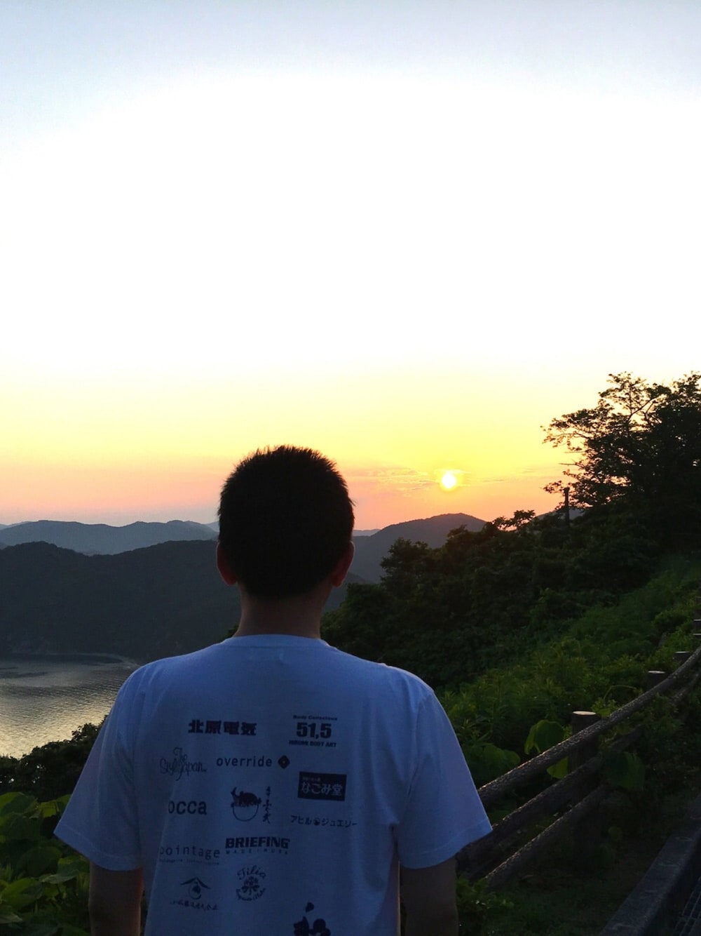 「夏コーデ、Tシャツ、カジュアル、kinashicycle、のりさん、木梨サイクル、相生市、万葉岬、夕日」｜「KINASHI CYCLEのアイテム（Tシャツ/カットソー、ホワイト系）」を使った、きよさん（メンズ・176cm）の夏コーディネートの1枚目の写真