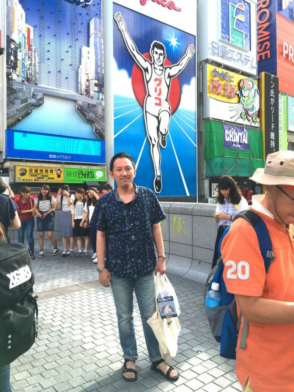 「休日スタイル、デニムパンツ、シャツスタイル、大阪、道頓堀、戎橋、このちょうど横にチャチャ入れマンデーのカメラが来てた、暑い、灼熱！！」｜「American Eagleのアイテム（シャツ/ブラウス、ブルー系）」を使った、きよさん（メンズ・176cm）の秋コーディネートの1枚目の写真