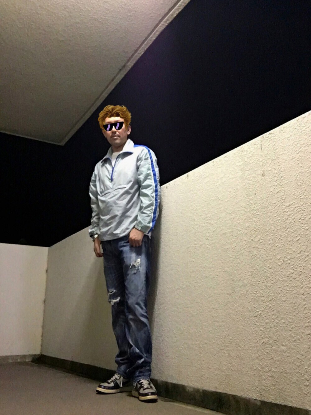 ブルー系のデニムパンツ、グレー系のスニーカー、ブルー系のナイロンジャケットを着用したメンズの秋コーディネートの1枚目の写真