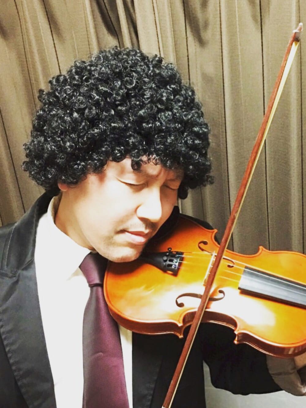 ブラック系のテーラードジャケット、その他のその他、ブラウン系の音楽/本・雑誌を着用したメンズの秋コーディネートの1枚目の写真