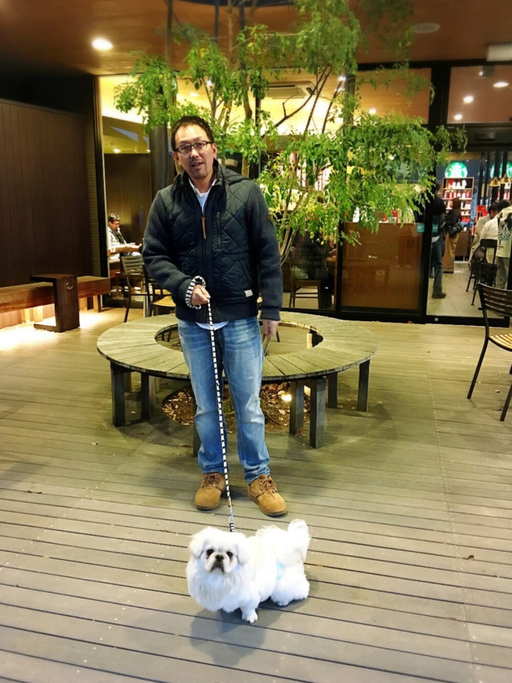 ブルー系のデニムパンツ、ブラウン系のブーツ、ブルー系のミリタリージャケットを着用したメンズの秋コーディネートの1枚目の写真