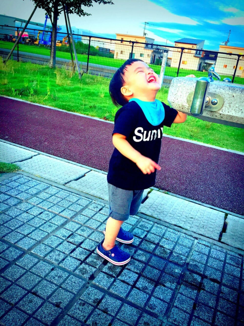 ブラック系のTシャツ/カットソー、グレー系のパンツ、ブルー系のサンダルを着用したキッズの夏コーディネートの1枚目の写真