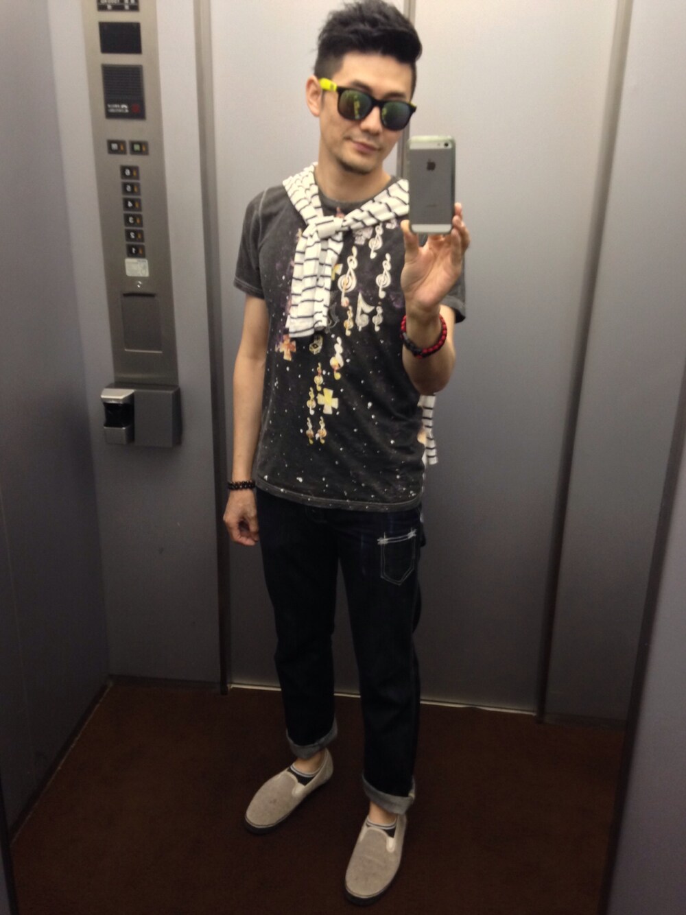 「Tシャツ、ボーダー、サングラス、デニム、スリッポン、バンズ」｜「UNITED ARROWSのロックTシャツ(＾ｰ^)ノ（Tシャツ/カットソー、その他）」を使った、H&Mさん（メンズ・176cm）の夏コーディネートの1枚目の写真