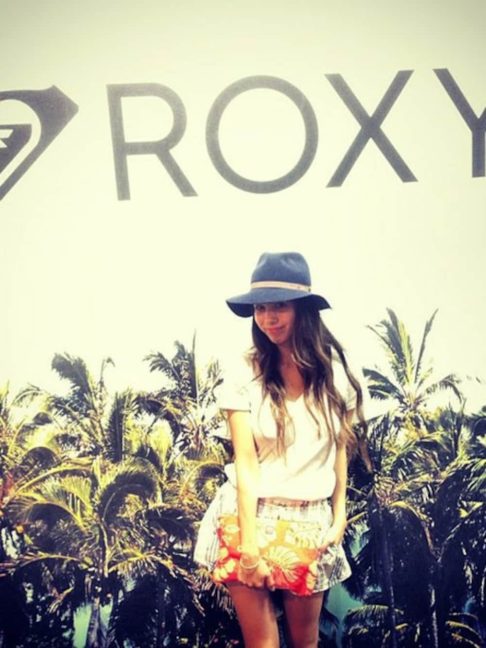 「ホワイト、クラッチバッグ、花柄、ショートパンツ、Tシャツ、ストライプ、ハット、ROXY、ホワイト×ネイビー、Tシャツコーデ、赤いクラッチ」｜「ROXYのOCEANSIDE SKORT（その他パンツ、その他）」を使った、RIKAさん（レディース・164cm）の夏コーディネートの1枚目の写真
