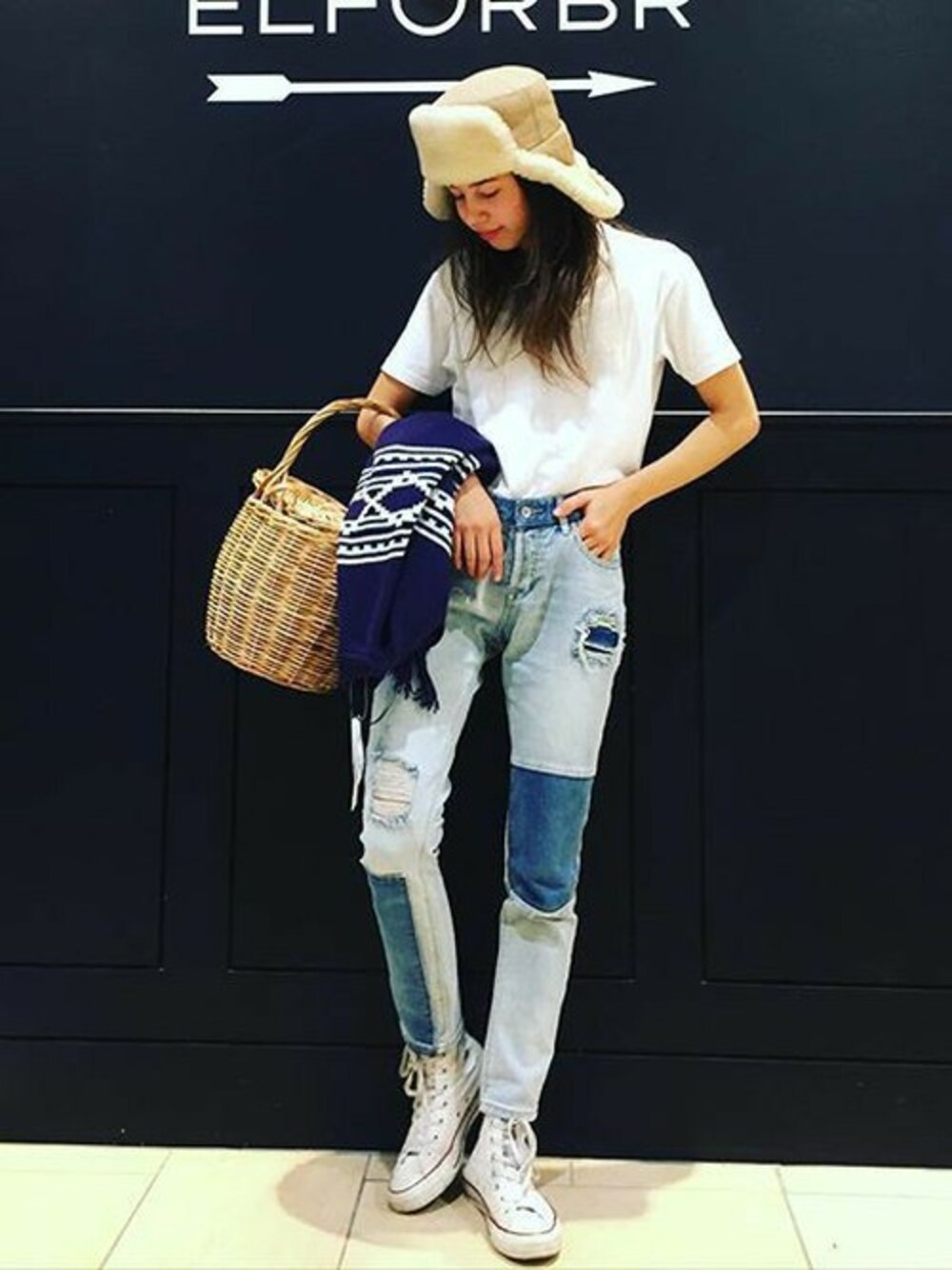「デニム、Tシャツ、ジェットキャップ、かごバッグ、ROXY、白Tシャツ」｜「ROXYのRIDER PATCH（デニムパンツ、ブルー系）」を使った、RIKAさん（レディース・164cm）の冬コーディネートの1枚目の写真