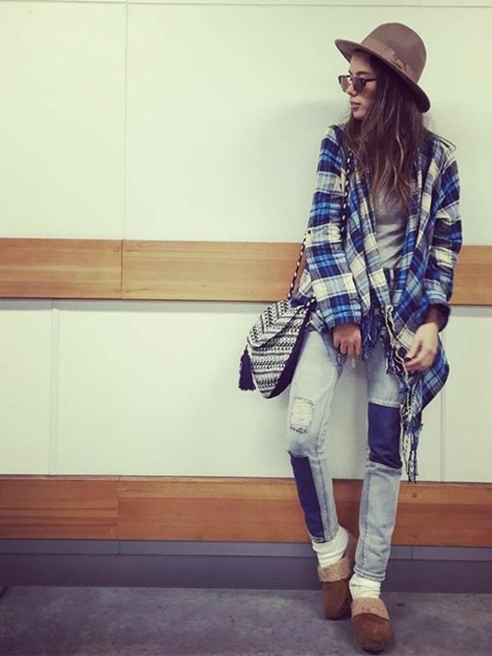 「デニム、denim、ハット、ガウン、ROXY、靴下×スリッポン」｜「ROXYのRIDER PATCH（デニムパンツ、ブルー系）」を使った、RIKAさん（レディース・164cm）の冬コーディネートの1枚目の写真