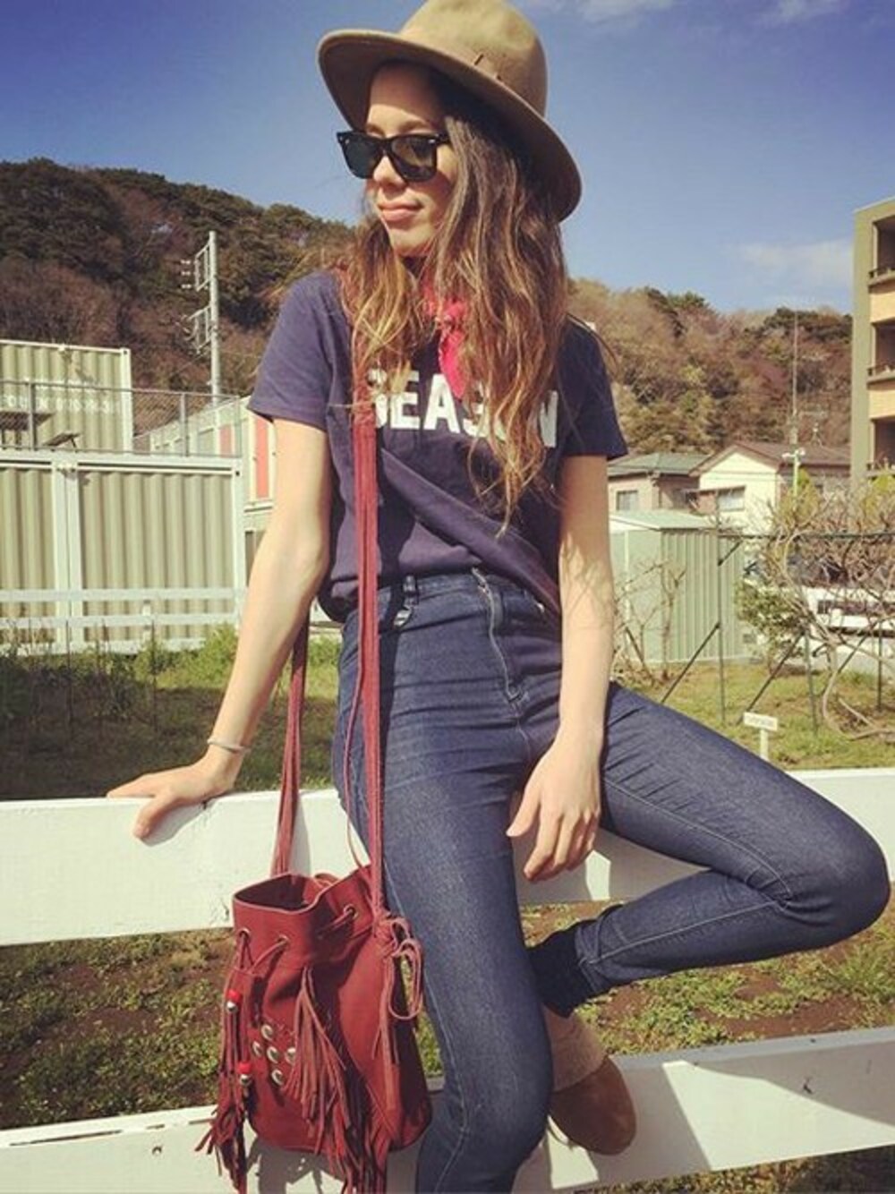 「Tシャツ、ネイビーコーデ、ROXY、カジュアルコーデ、フリンジバッグ」｜「ROXYのSPORTS（Tシャツ/カットソー、ブルー系）」を使った、RIKAさん（レディース・164cm）の春コーディネートの1枚目の写真
