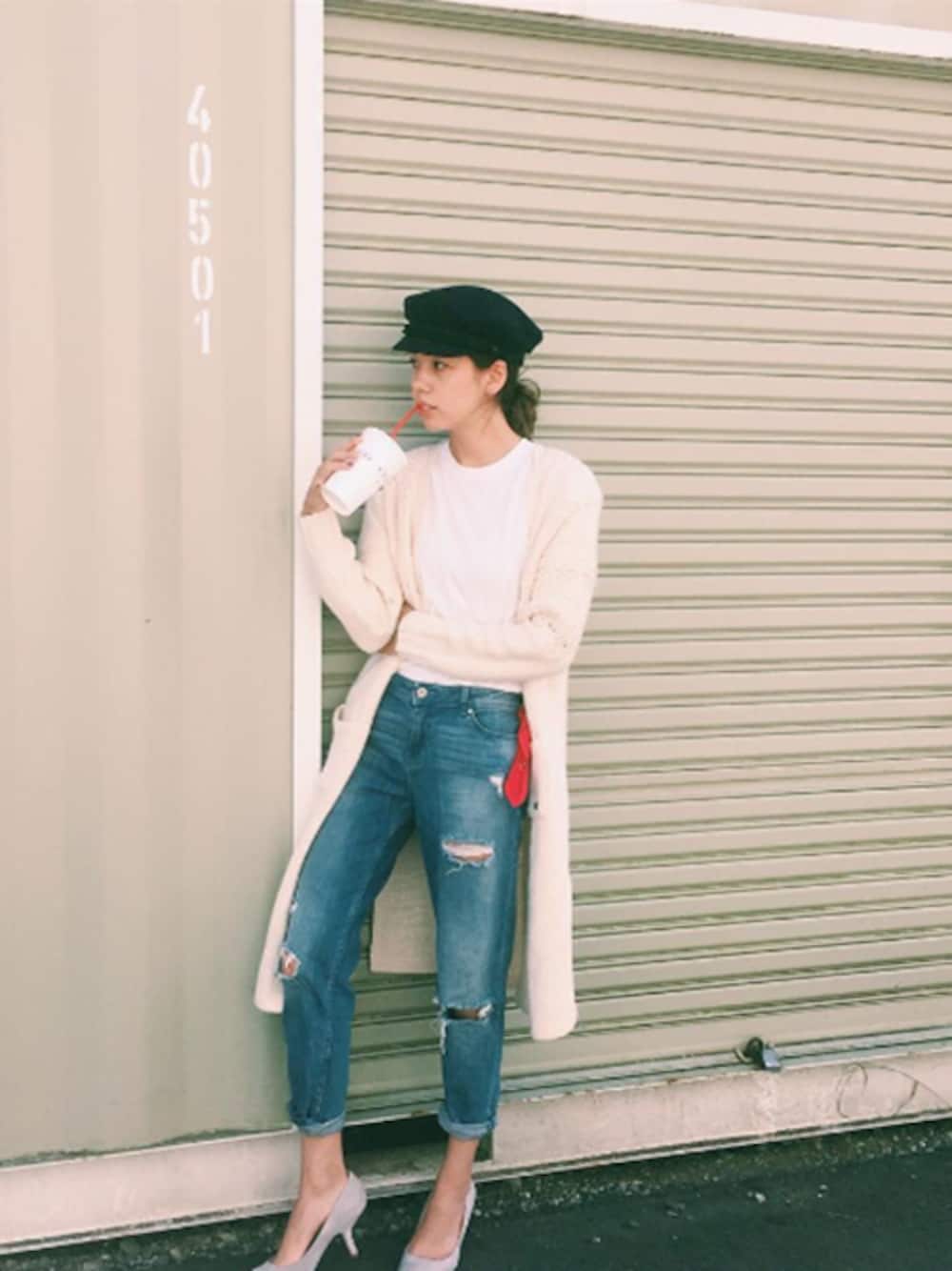 「カーディガン、デニム、Tシャツ、ロングニット、ROXY、Tシャツとデニムとヒール」｜「ROXYのALL THIS IS THAT（カーディガン/ボレロ、ホワイト系）」を使った、RIKAさん（レディース・164cm）の秋コーディネートの1枚目の写真