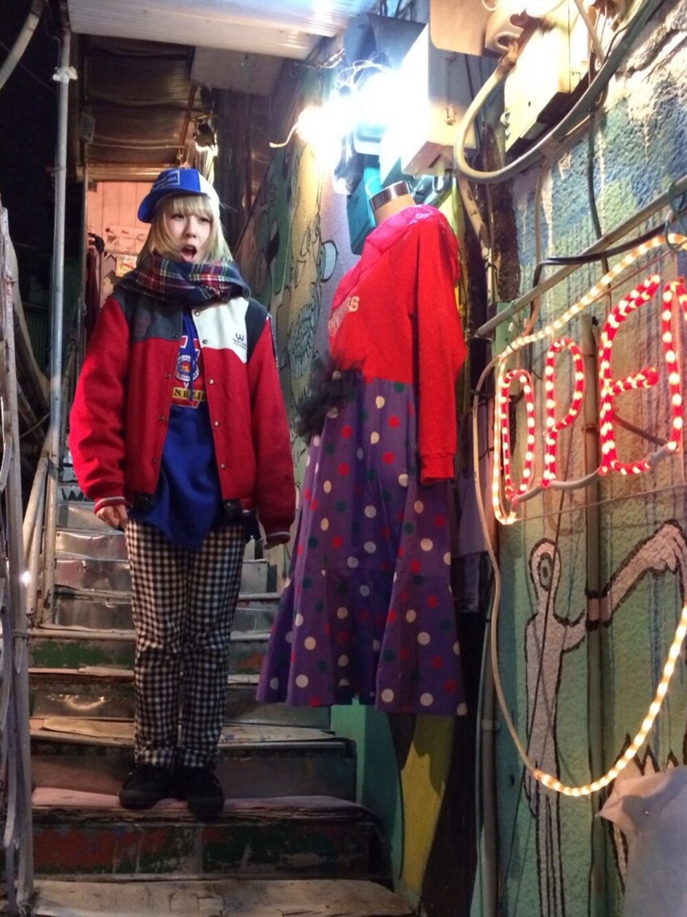 「スタジャン、スウェット、チェック、古着、used、アメリカ、派手、アメカジ」｜「usedのアイテム（スタジャン、レッド系）」を使った、MIEさん（レディース・166cm）の秋コーディネートの1枚目の写真