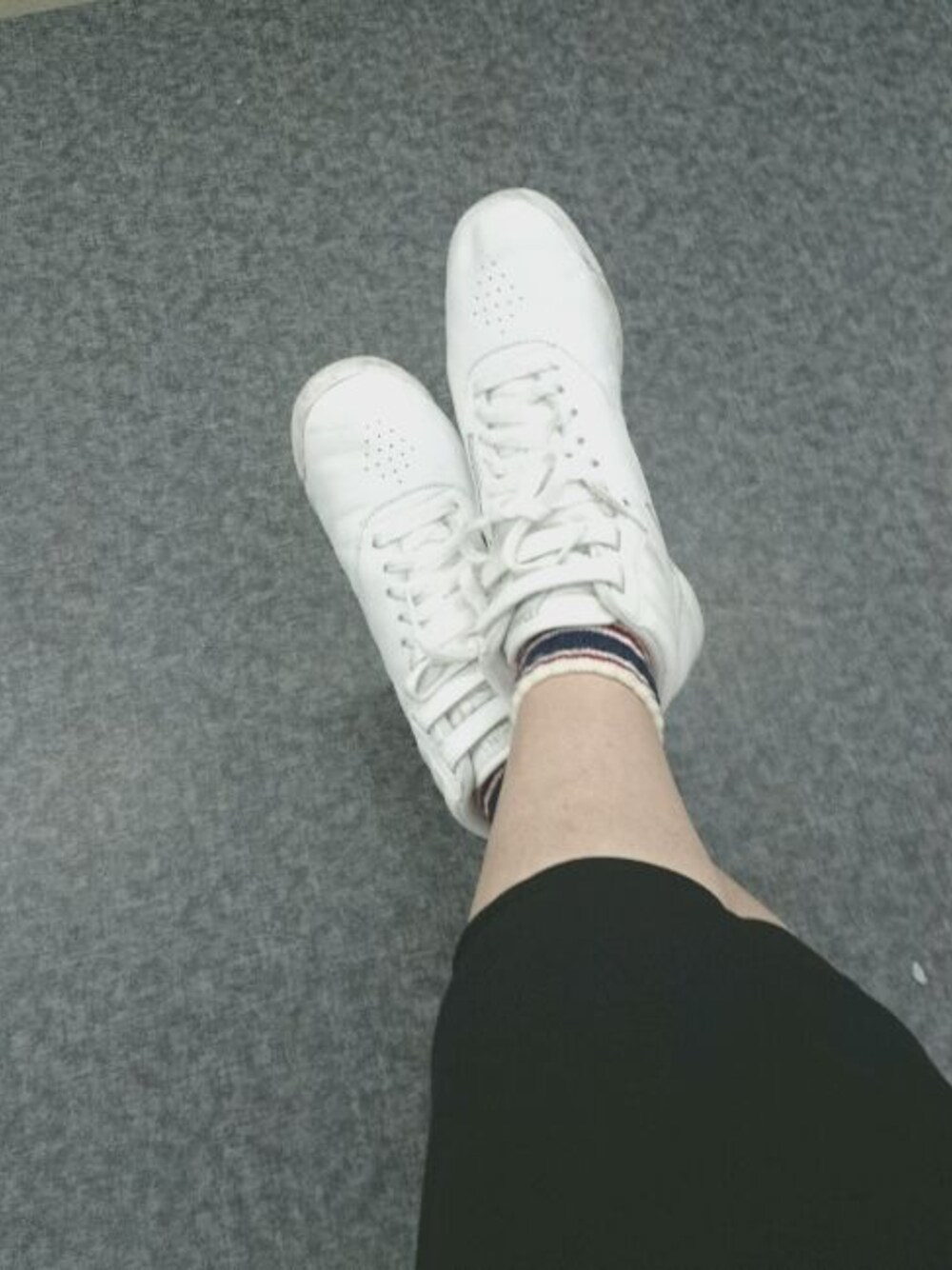 「スニーカー 白、TDL」｜「Reebokのアイテム（スニーカー、ホワイト系）」を使った、○くまこさん（レディース・162cm）の冬コーディネートの1枚目の写真