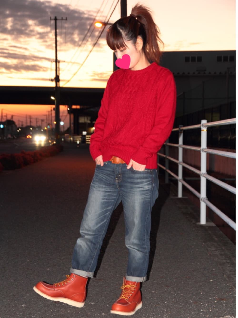 「GU、赤ニット、aiko、aikoジャンキー、レッドウイング、ブーツ、秋のコーデ、ニット、ポニーテール、デニム」｜「GUのアイテム（ニット/セーター、レッド系）」を使った、みぃさん（レディース・155cm）の秋コーディネートの1枚目の写真