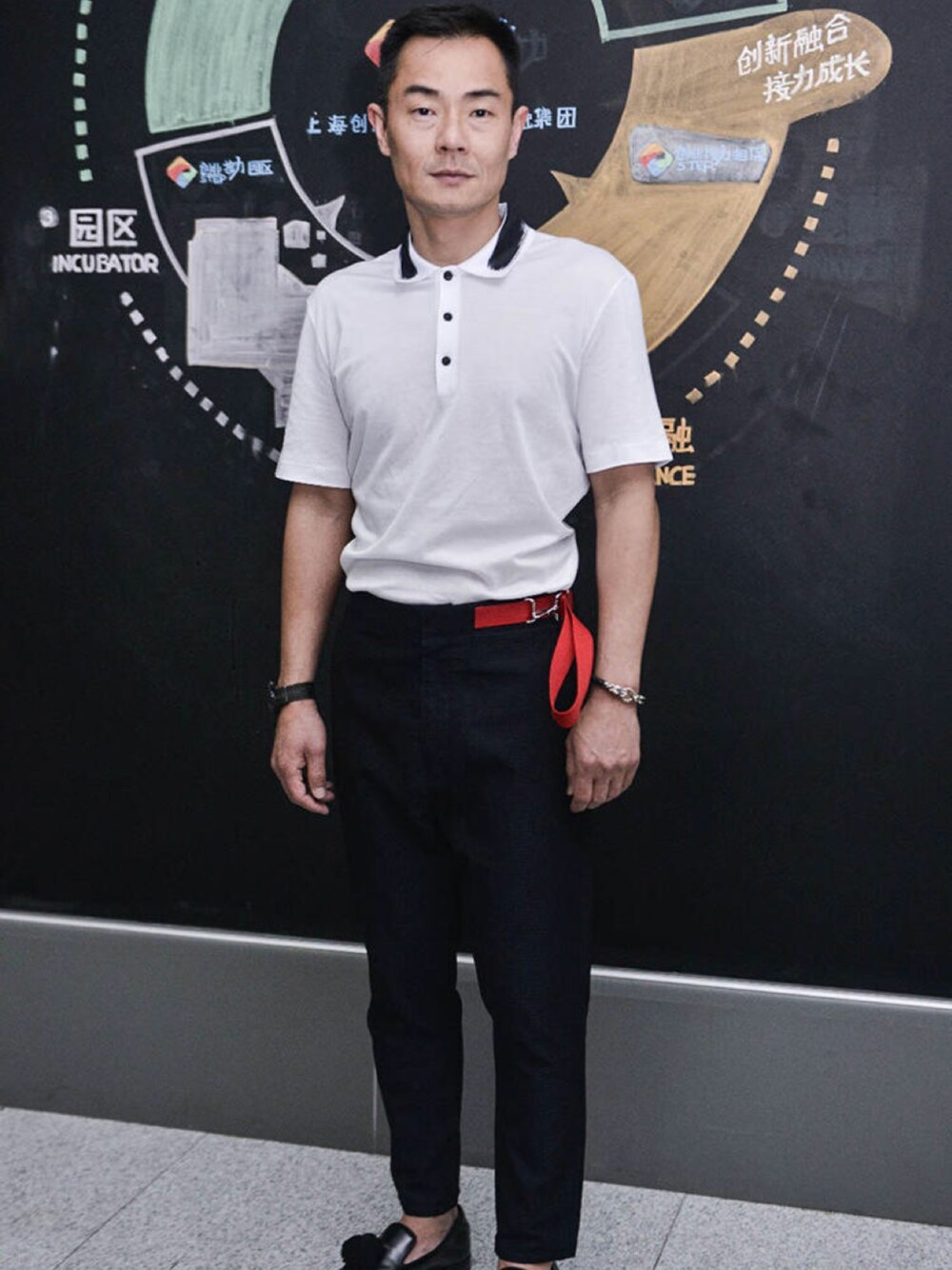 「JIL SANDERのアイテム（スラックス、ブラック系）」を使った、Jasonさん（メンズ・166cm）の夏コーディネートの1枚目の写真