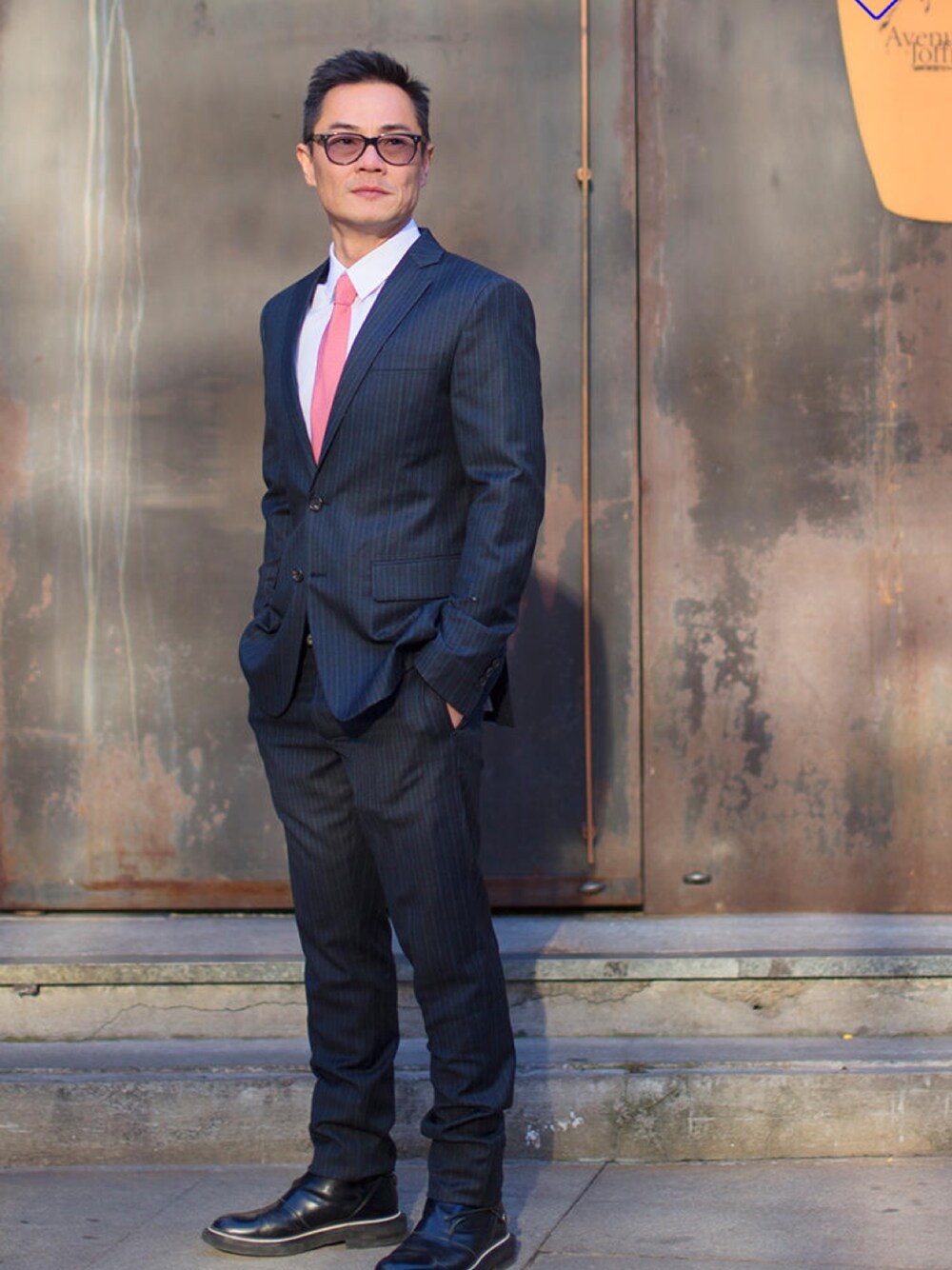 「DSQUARED2のアイテム（スーツジャケット、ブルー系）」を使った、Jasonさん（メンズ・166cm）の夏コーディネートの1枚目の写真