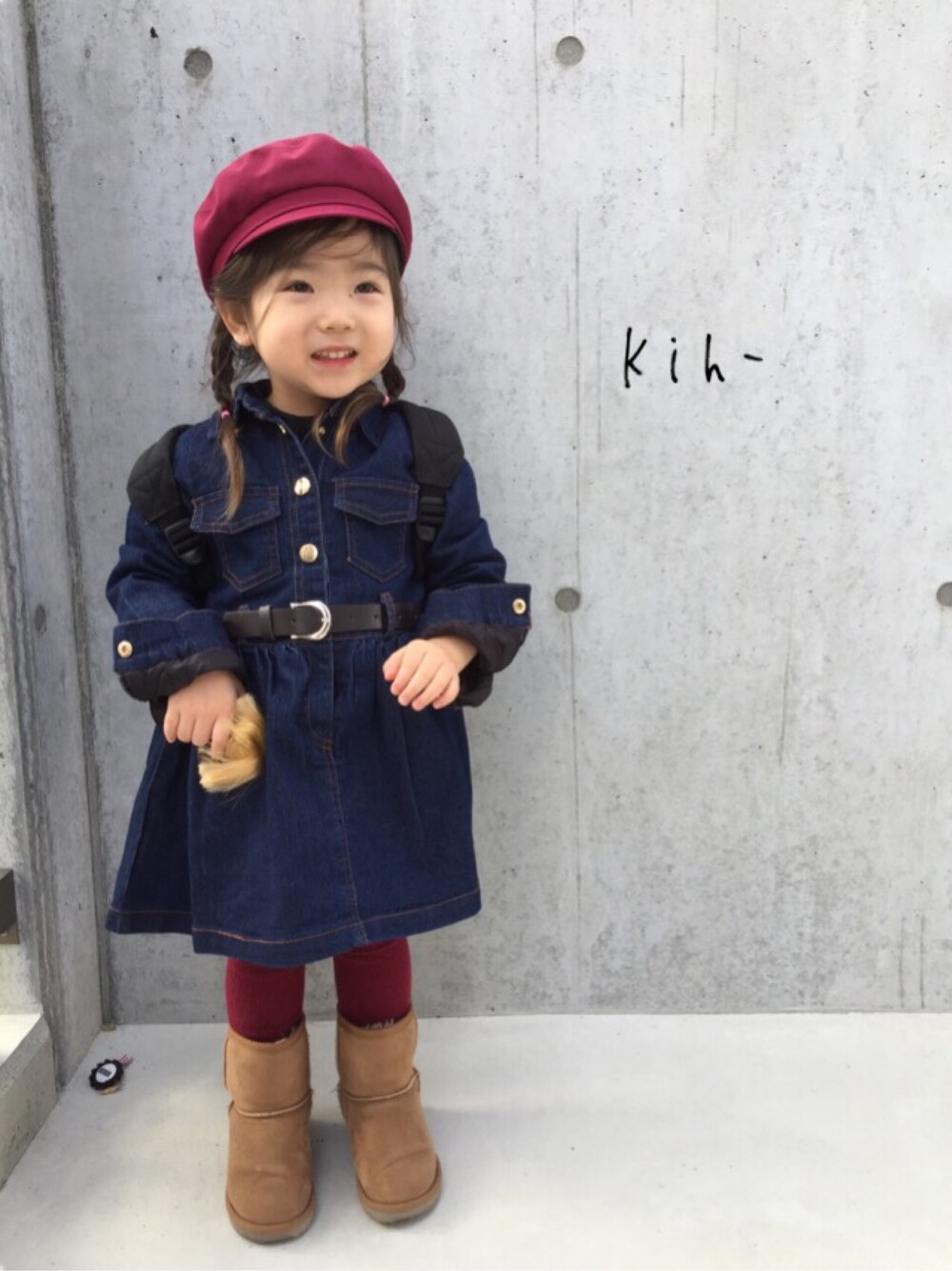 ベージュ系のブーツ、レッド系のハンチング/ベレー帽、その他のその他を着用したキッズの冬コーディネートの1枚目の写真