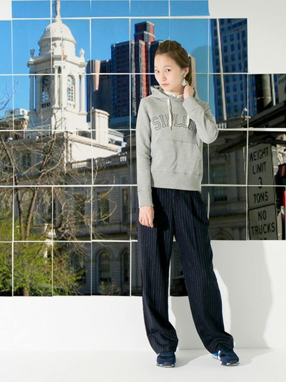 「ワイドパンツ、ストライプパンツ、adidas originals、ロゴパーカー、チョークストライプ」｜「URBAN RESEARCHのUR ロゴパーカー（パーカー、グレー系）」を使った、mioさん（レディース・166cm）の秋コーディネートの1枚目の写真