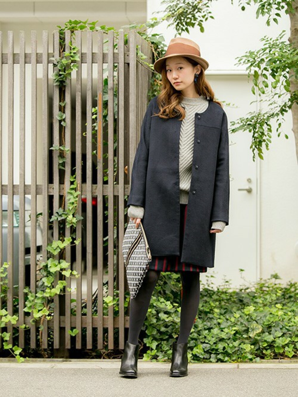 「コクーンスカート、hat、赤×黒、グレーのニット」｜「URBAN RESEARCHのUR ノーカラーコクーンコート（その他アウター、ブルー系）」を使った、mioさん（レディース・166cm）の秋コーディネートの1枚目の写真