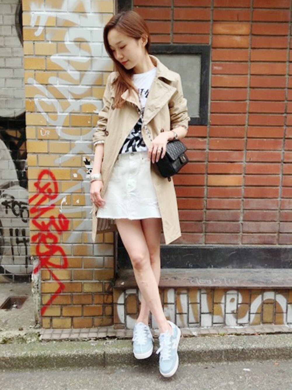 ブラック系のバッグ、ベージュ系のジャケット/アウターを着用したレディースの冬コーディネートの1枚目の写真