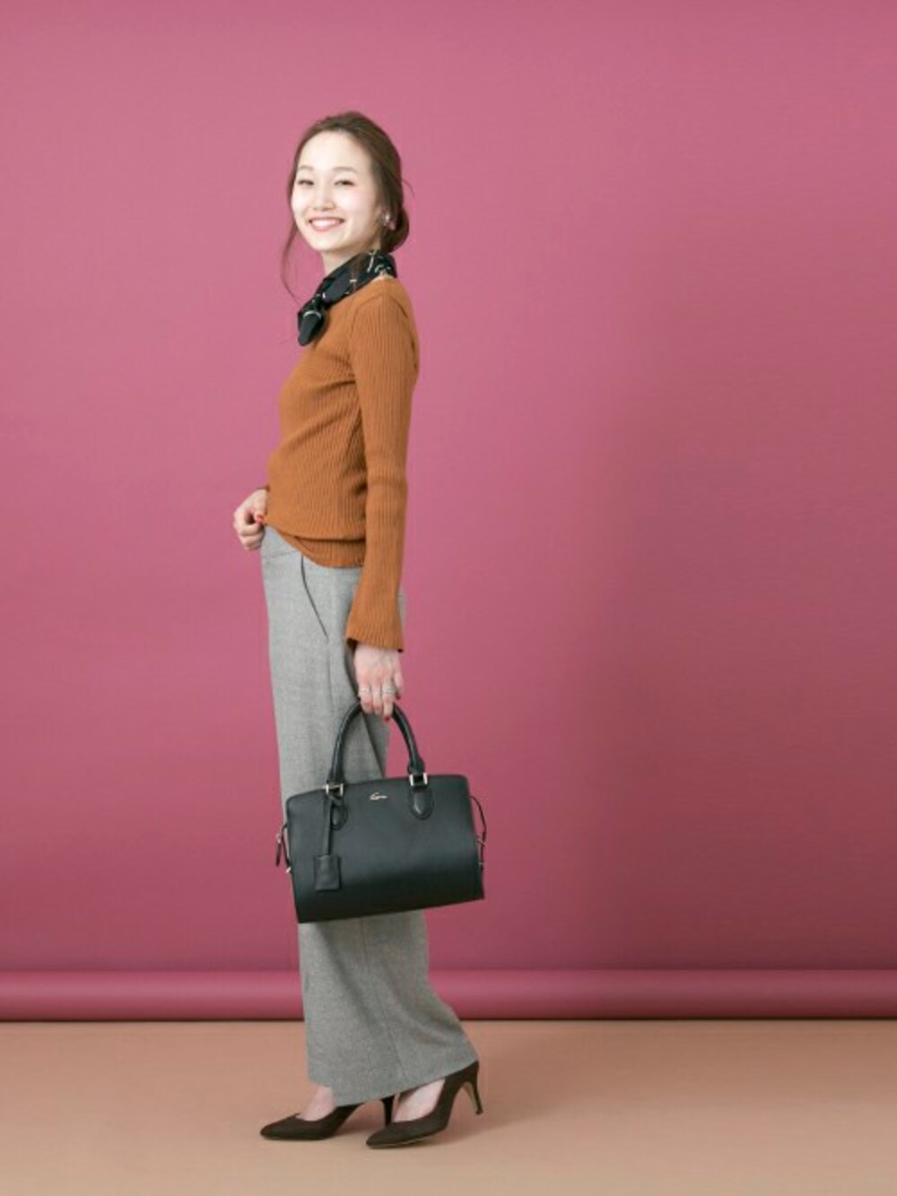 ブラウン系のTシャツ/カットソー、ブラック系のショルダーバッグを着用したレディースの秋コーディネートの1枚目の写真