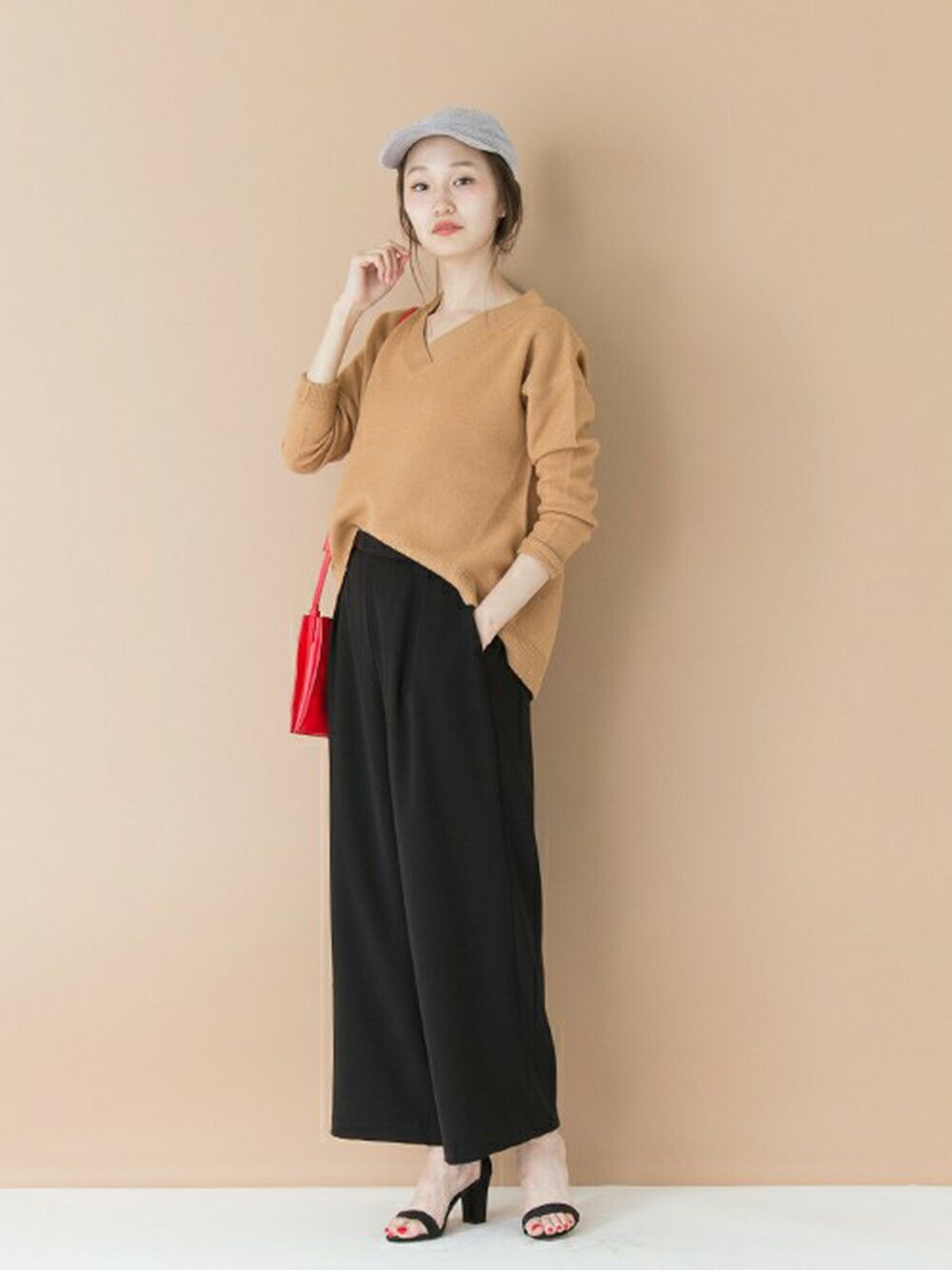 「キャップ、大人カジュアル、ワイドパンツ、ootd、キレイめ、秋のコーデ、Vネックニット、ゆるニット」｜「URBAN RESEARCHのUR キャミセットオールインワン（つなぎ/オールインワン、ブラック系）」を使った、mioさん（レディース・166cm）の秋コーディネートの1枚目の写真