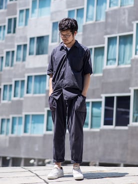「COMOLI（コモリ）のアイテム（パンツ）」を使った、RYO SUZUKIさん（メンズ・170cm）の夏コーディネート