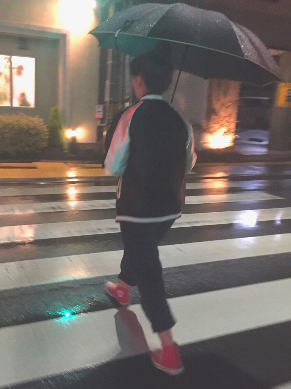 「雨、シンプルコーデ、パンツスタイル、コンバース」｜「RETRO GIRLのアイテム（スタジャン、ブラック系）」を使った、とまとさん（レディース・158cm）の秋コーディネートの1枚目の写真