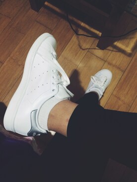 「adidas Originals（アディダスオリジナルス）のアイテム（スニーカー、ホワイト系）」を使った、我一定能找到属于我的徐太宇さん（レディース）の冬コーディネート