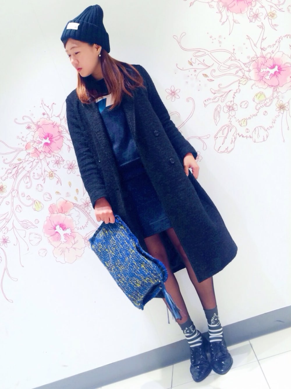 ブラック系のその他アウター、ブルー系のワンピースを着用したレディースの冬コーディネートの1枚目の写真