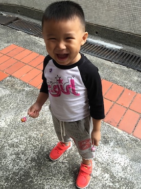 「X-girl（エックスガール）のアイテム（トップス、ホワイト系）」を使った、Gigi Yuenさんの春コーディネート