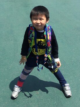 「X-largeのアイテム（トップス、ブラック系）」を使った、Gigi Yuenさんの春コーディネート