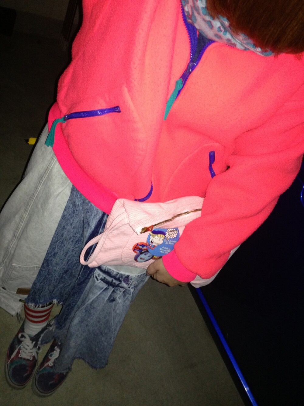 ピンク系のその他アウター、ブルー系のスウェット、ブルー系のデニムスカートを着用したレディースの冬コーディネートの1枚目の写真